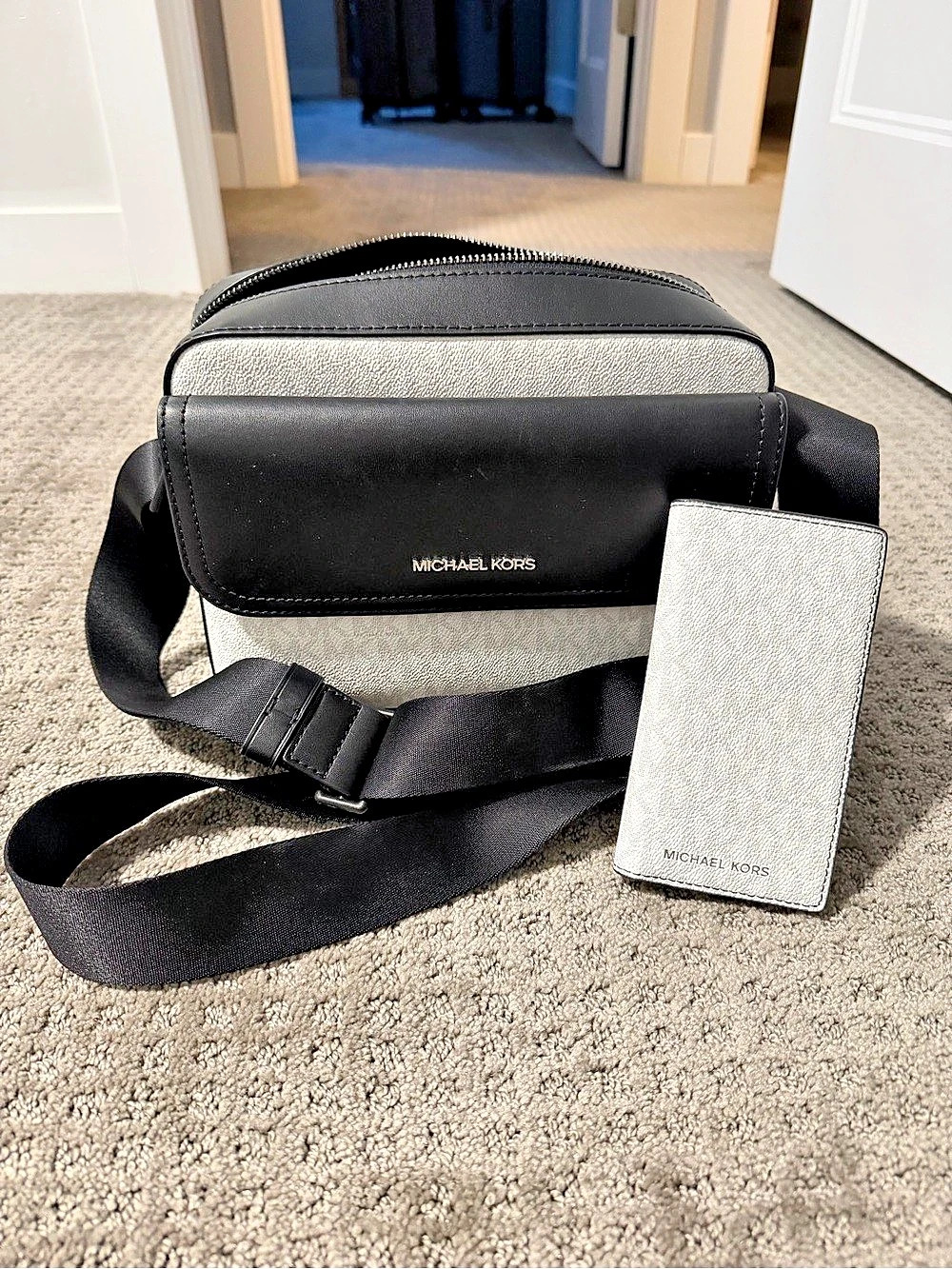 Michael Kors Jet Set Large Logo Crossbody Bag and Wallet Set Black & White